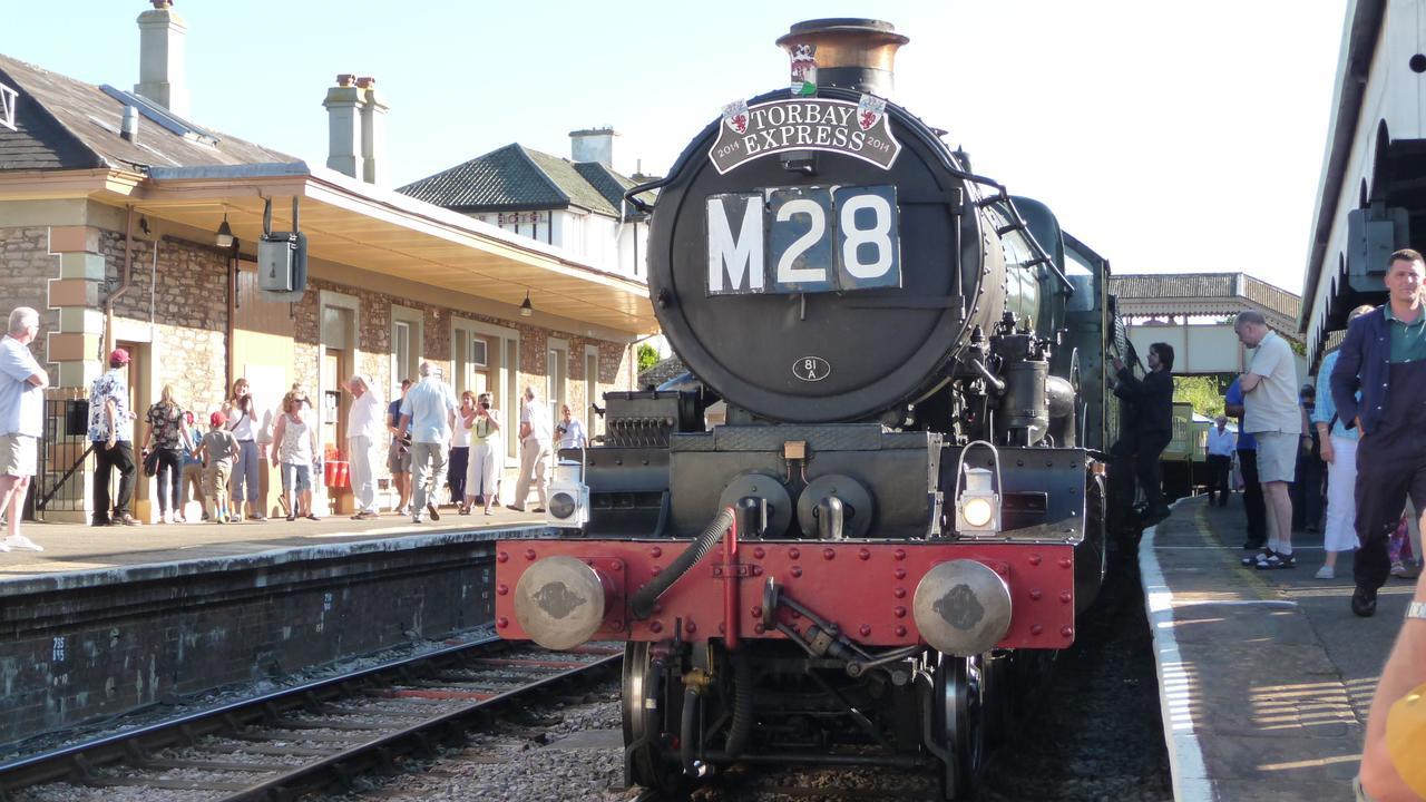 The Station Guest House Galmpton Экстерьер фото